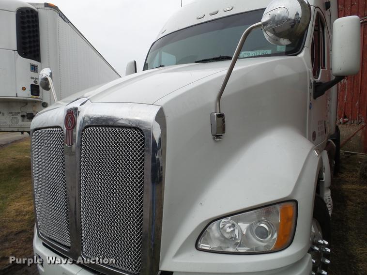 image for item DB5470 2012 Kenworth T700 semi truck