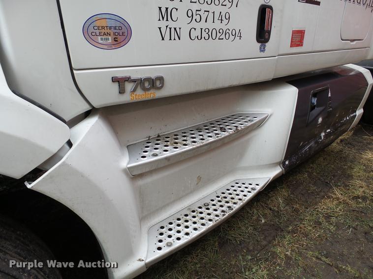 image for item DB5470 2012 Kenworth T700 semi truck
