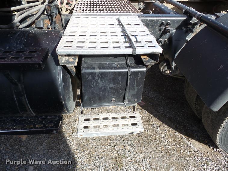 image for item K3421 2000 Sterling A9500 semi truck