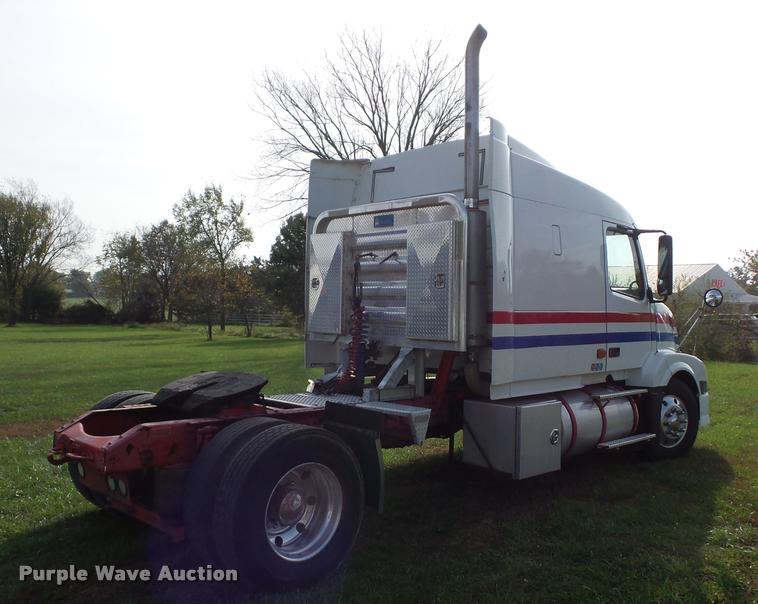 image for item L4450 2006 Volvo VNL semi truck