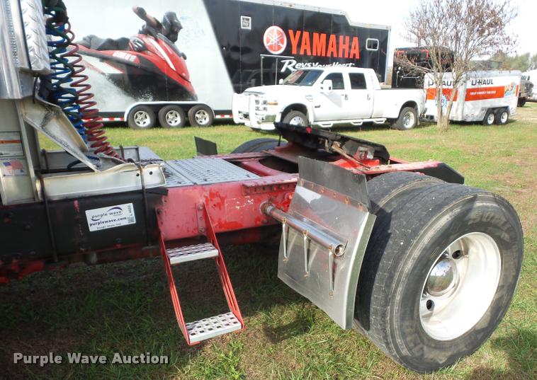 image for item L4450 2006 Volvo VNL semi truck