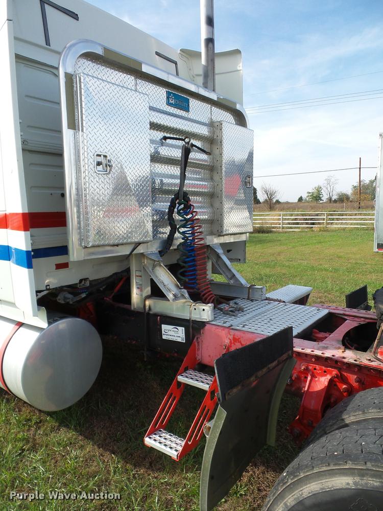 image for item L4450 2006 Volvo VNL semi truck