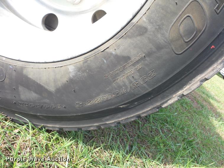 image for item L4450 2006 Volvo VNL semi truck