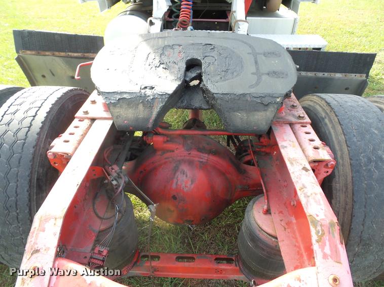 image for item L4450 2006 Volvo VNL semi truck