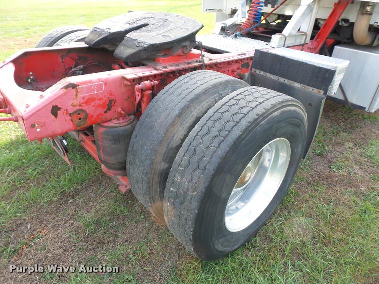 image for item L4450 2006 Volvo VNL semi truck