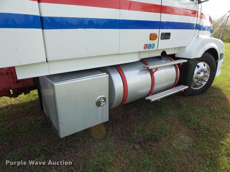 image for item L4450 2006 Volvo VNL semi truck