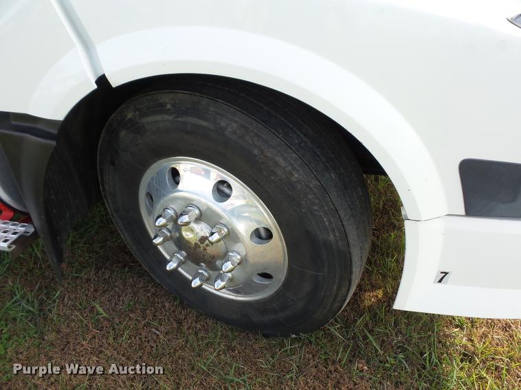 image for item L4450 2006 Volvo VNL semi truck