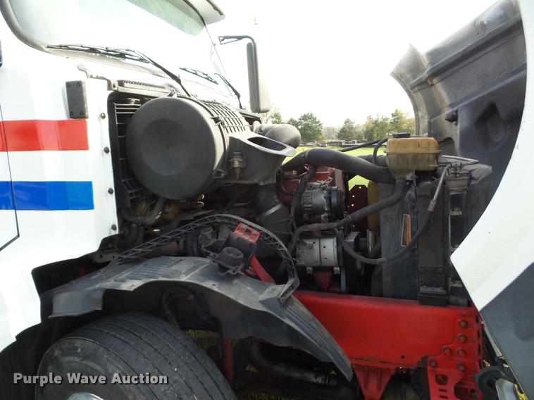 image for item L4450 2006 Volvo VNL semi truck