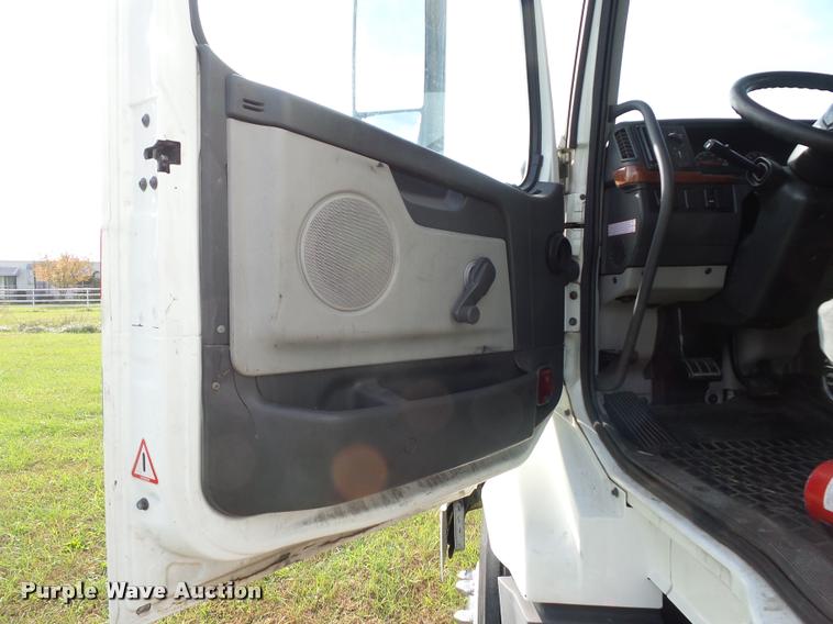 image for item L4450 2006 Volvo VNL semi truck