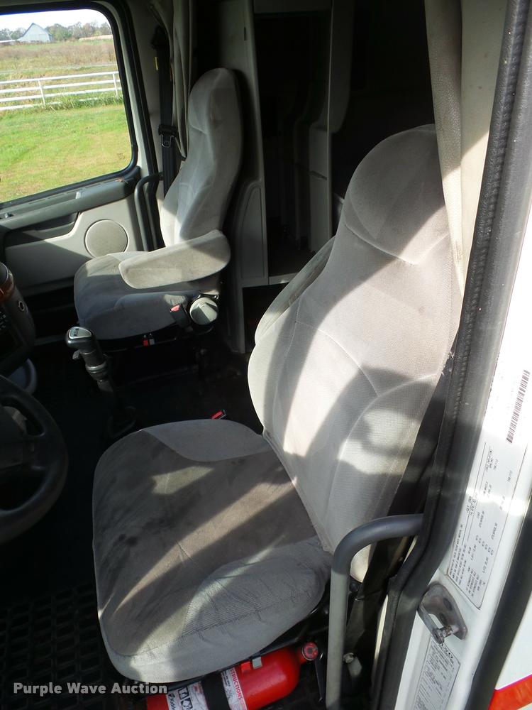 image for item L4450 2006 Volvo VNL semi truck