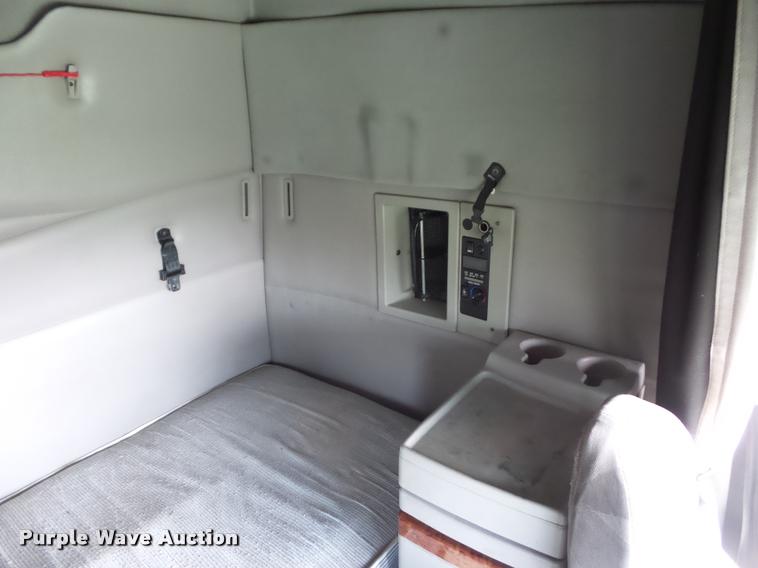 image for item L4450 2006 Volvo VNL semi truck