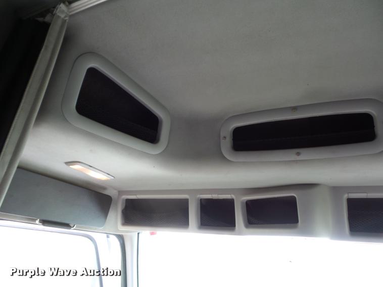 image for item L4450 2006 Volvo VNL semi truck