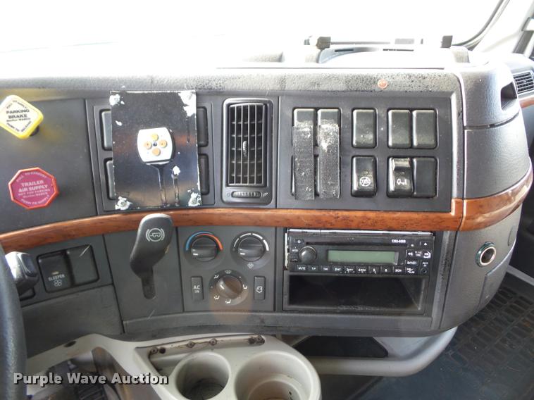 image for item L4450 2006 Volvo VNL semi truck