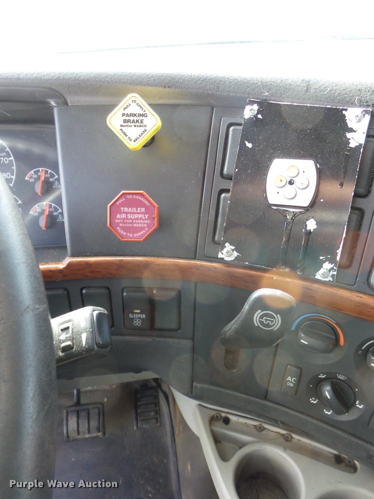 image for item L4450 2006 Volvo VNL semi truck