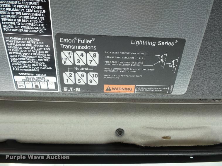 image for item L4450 2006 Volvo VNL semi truck