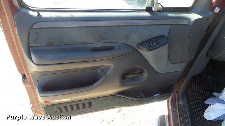 image for item DA0274 1993 Ford F150 pickup truck