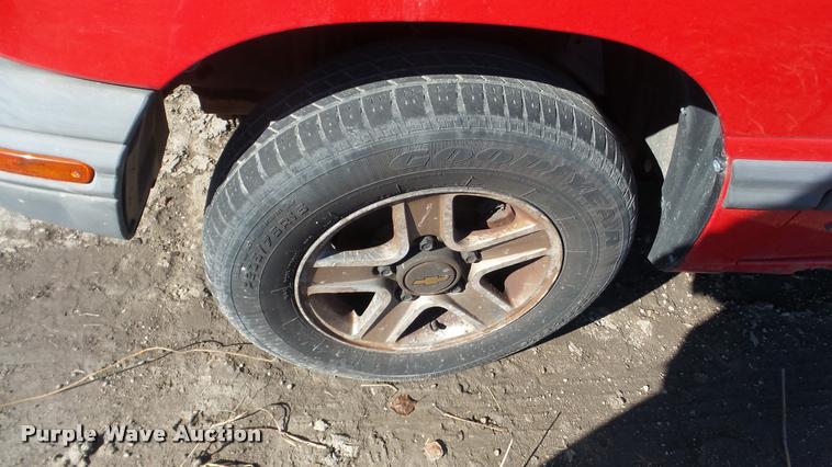 image for item DA0278 2002 Chevrolet Tracker SUV