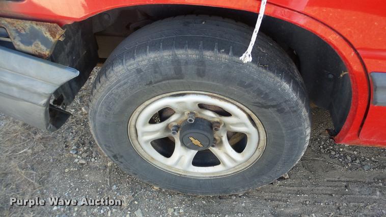 image for item DA0278 2002 Chevrolet Tracker SUV