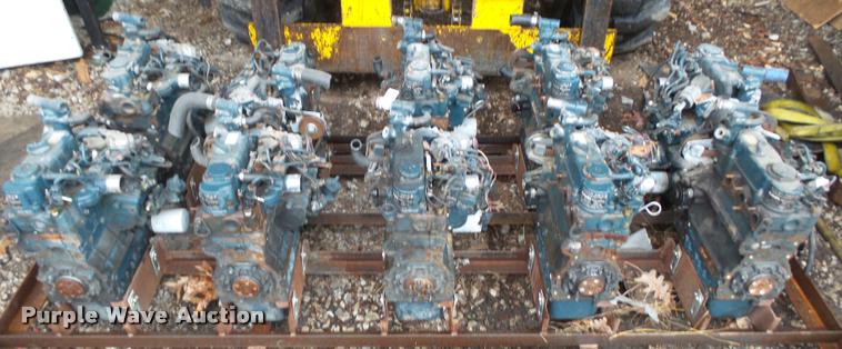 image for item BM9554 (10) Kubota D722 719L three cylinder diesel engines