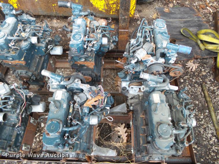 image for item BM9554 (10) Kubota D722 719L three cylinder diesel engines
