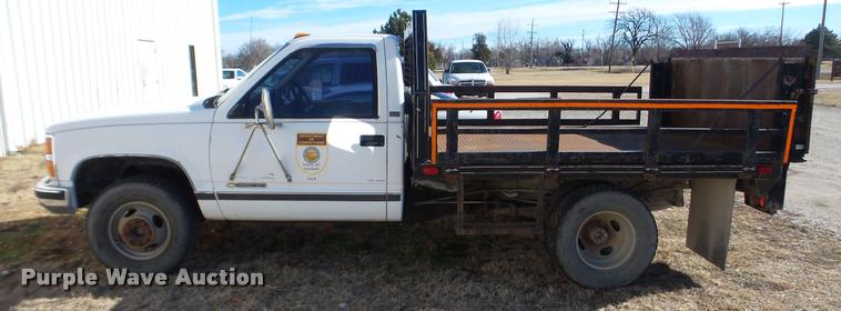 image for item BU9306 1992 Chevrolet 3500 flatbed pickup truck