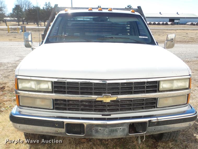 image for item BU9306 1992 Chevrolet 3500 flatbed pickup truck