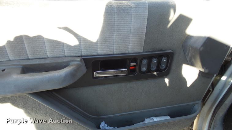 image for item BU9306 1992 Chevrolet 3500 flatbed pickup truck