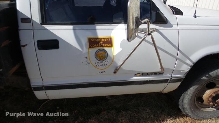 image for item BU9306 1992 Chevrolet 3500 flatbed pickup truck