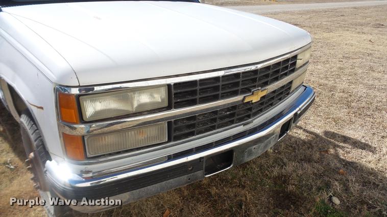 image for item BU9306 1992 Chevrolet 3500 flatbed pickup truck