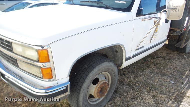 image for item BU9306 1992 Chevrolet 3500 flatbed pickup truck