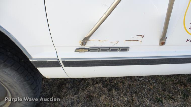 image for item BU9306 1992 Chevrolet 3500 flatbed pickup truck