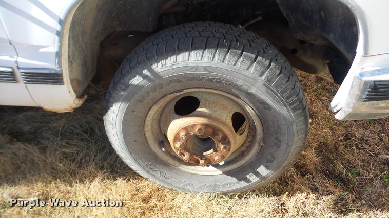 image for item BU9306 1992 Chevrolet 3500 flatbed pickup truck