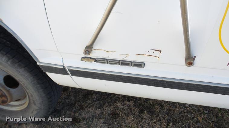 image for item BU9306 1992 Chevrolet 3500 flatbed pickup truck