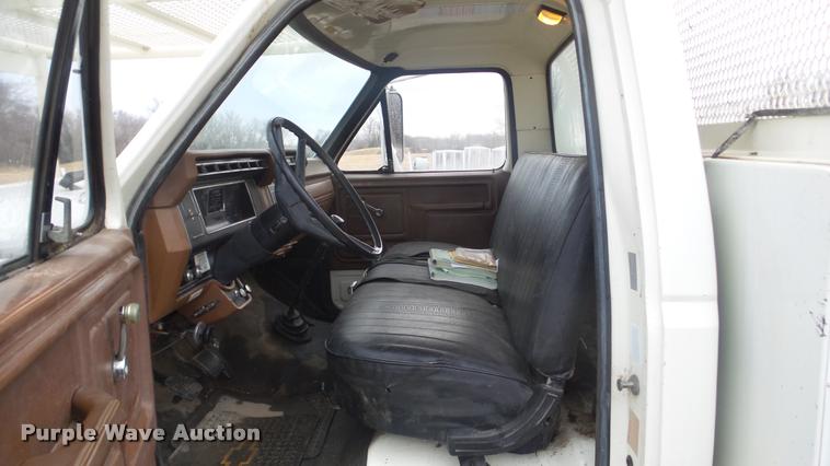image for item DA0251 1982 Ford F600G bucket truck