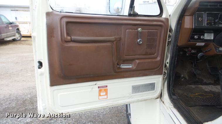 image for item DA0251 1982 Ford F600G bucket truck