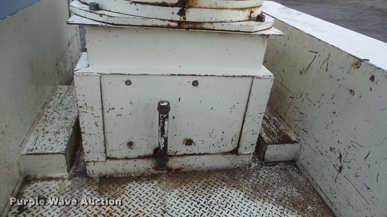 image for item DA0251 1982 Ford F600G bucket truck