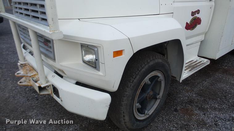 image for item DA0251 1982 Ford F600G bucket truck