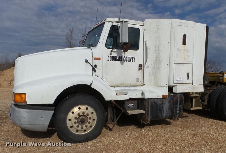 image for item DA2512 1988 International F8300 semi truck