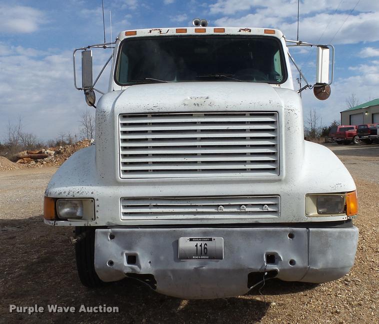 image for item DA2512 1988 International F8300 semi truck