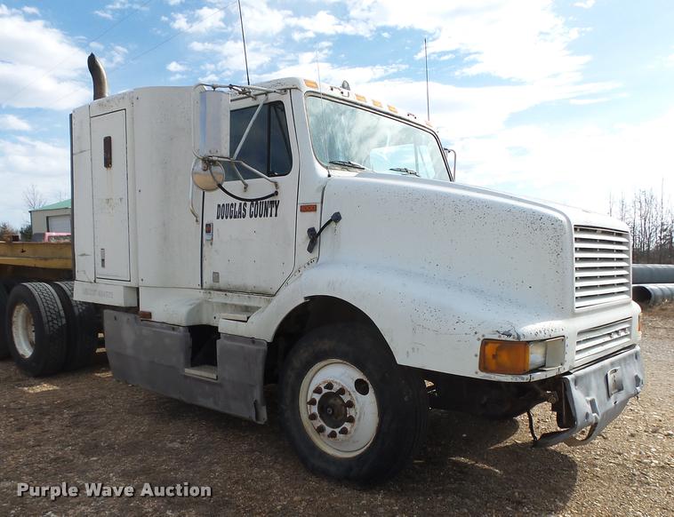 image for item DA2512 1988 International F8300 semi truck