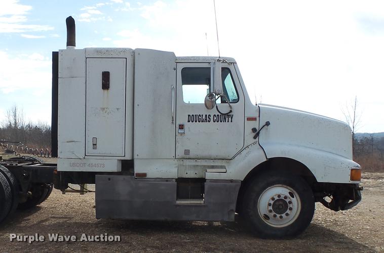 image for item DA2512 1988 International F8300 semi truck