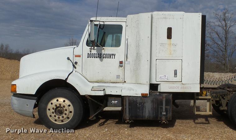image for item DA2512 1988 International F8300 semi truck