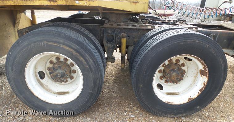 image for item DA2512 1988 International F8300 semi truck