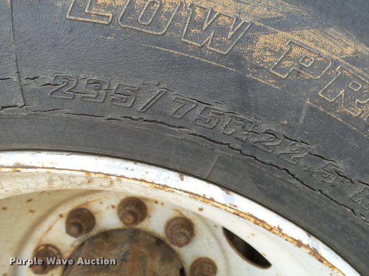 image for item DA2512 1988 International F8300 semi truck