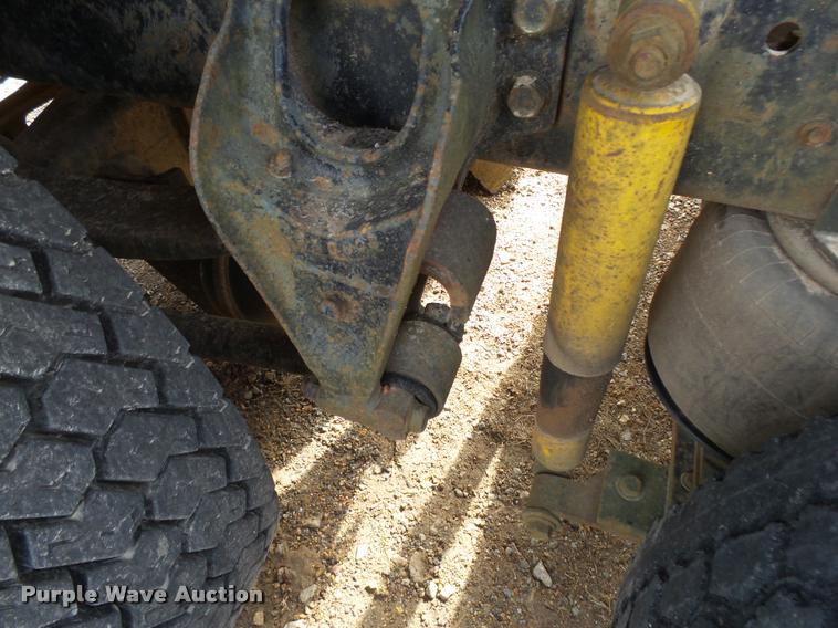 image for item DA2512 1988 International F8300 semi truck