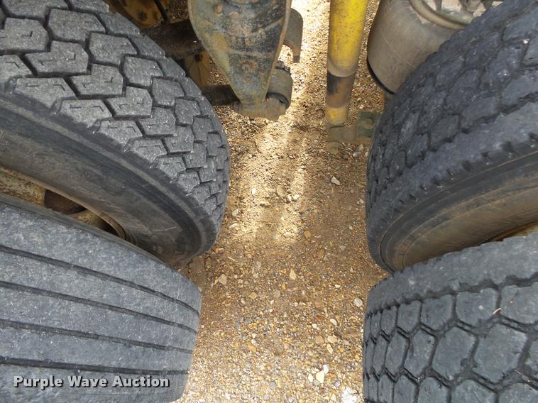 image for item DA2512 1988 International F8300 semi truck