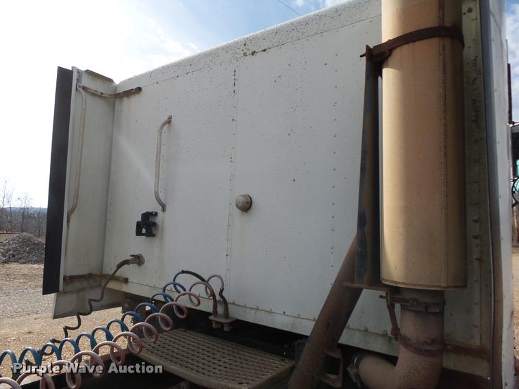 image for item DA2512 1988 International F8300 semi truck