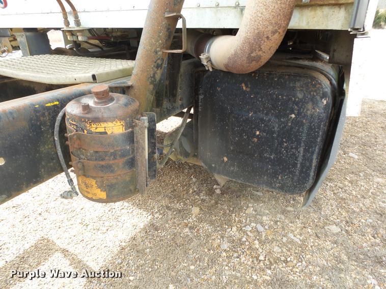 image for item DA2512 1988 International F8300 semi truck