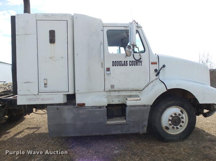 image for item DA2512 1988 International F8300 semi truck