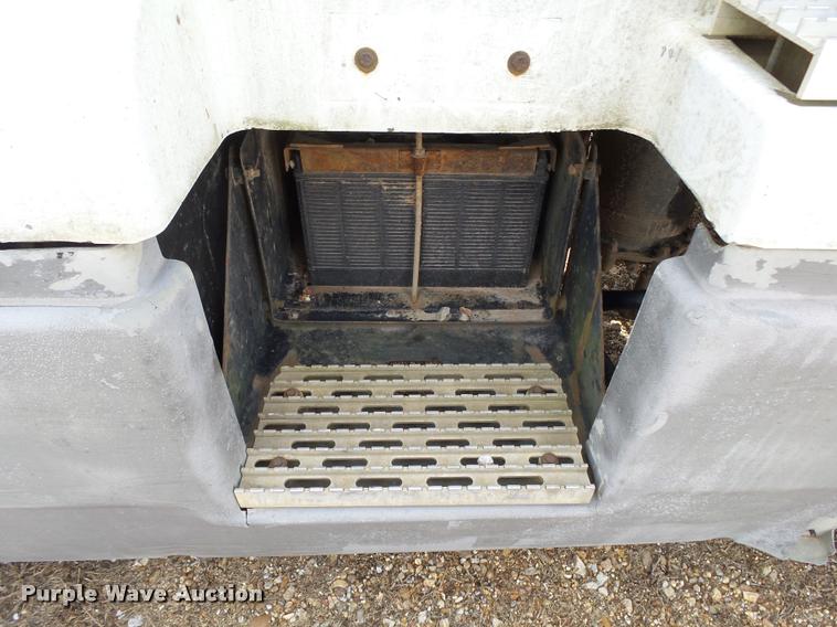 image for item DA2512 1988 International F8300 semi truck